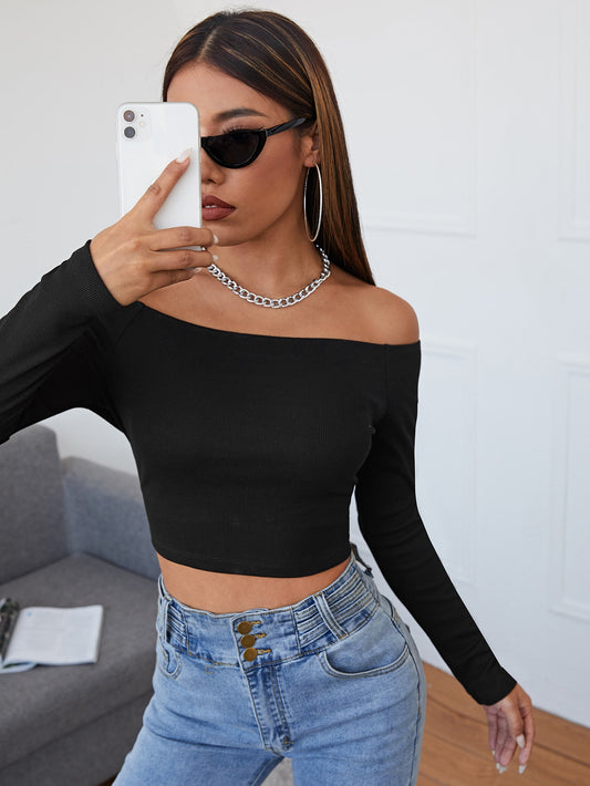 تي شيرت قصير ملائم الشكل ومكشوف الاكتاف