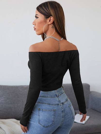 تي شيرت قصير ملائم الشكل ومكشوف الاكتاف