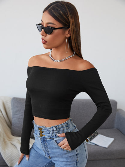 تي شيرت قصير ملائم الشكل ومكشوف الاكتاف