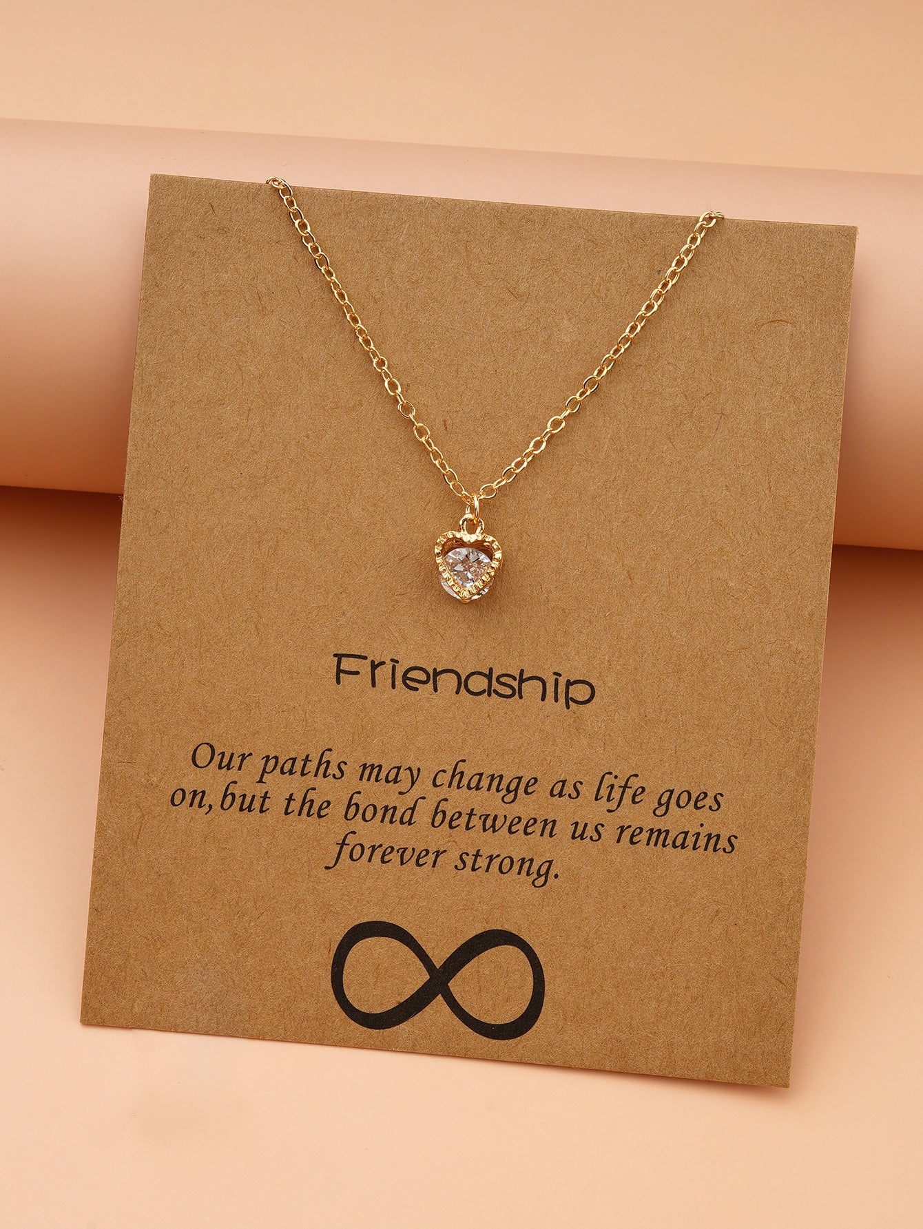 قلادة بتعليقة مكعب زركونيا