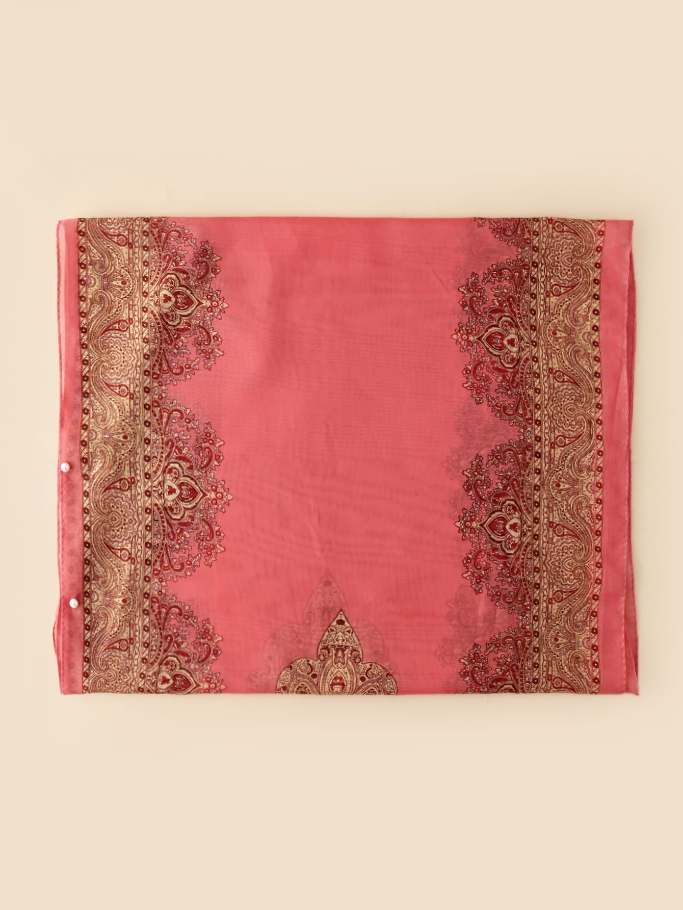 وشاح غرافيكي بتفاصيل من اللؤلؤ الاصطناعي في الطراز بوهو