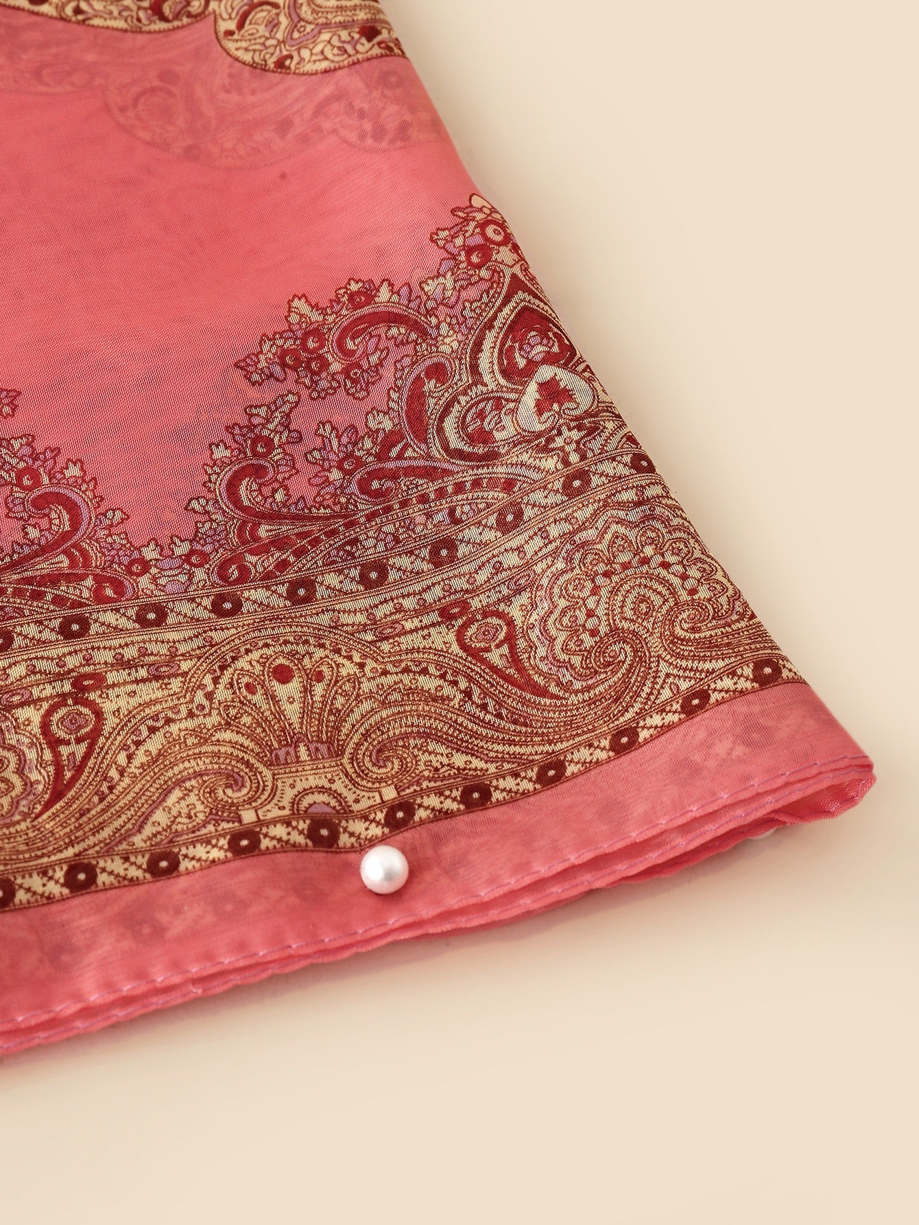 وشاح غرافيكي بتفاصيل من اللؤلؤ الاصطناعي في الطراز بوهو