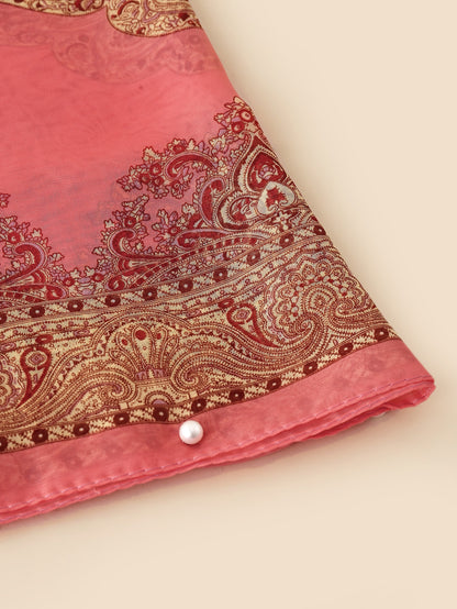 وشاح غرافيكي بتفاصيل من اللؤلؤ الاصطناعي في الطراز بوهو