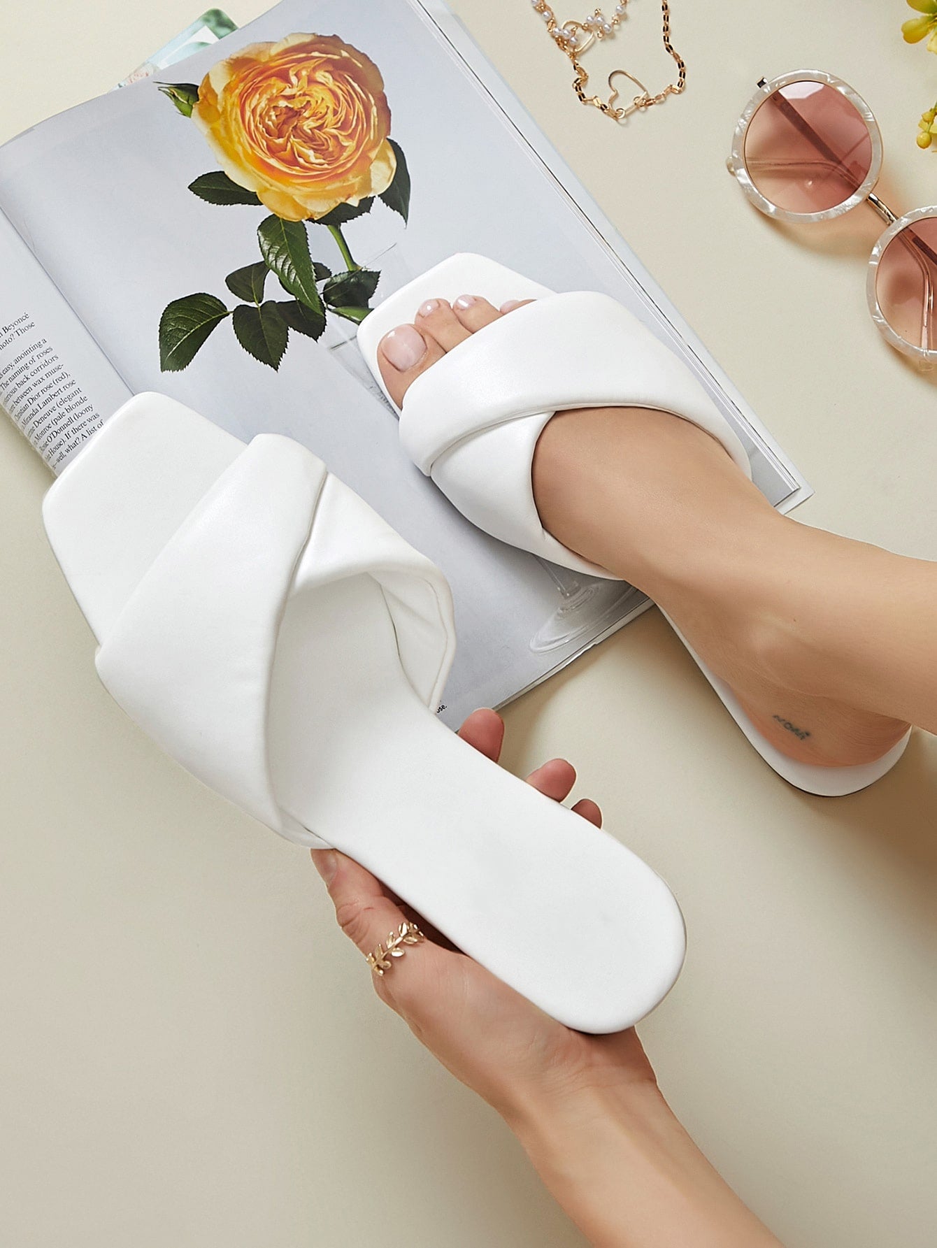 صنادل ذات تصميم متقاطع من الجلد الاصطناعي