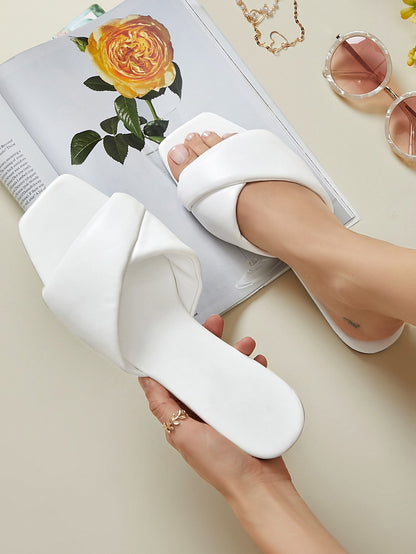 صنادل ذات تصميم متقاطع من الجلد الاصطناعي