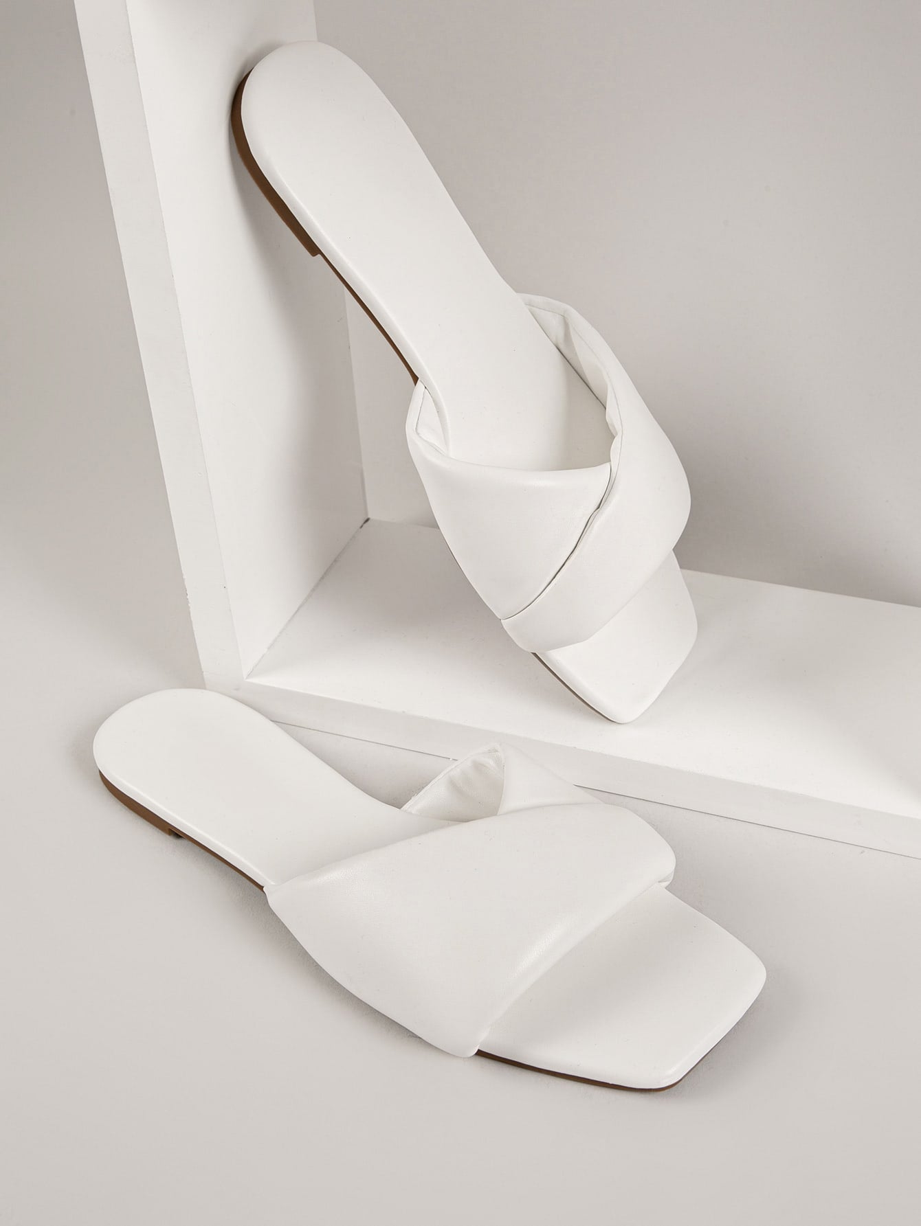 صنادل ذات تصميم متقاطع من الجلد الاصطناعي