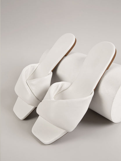 صنادل ذات تصميم متقاطع من الجلد الاصطناعي