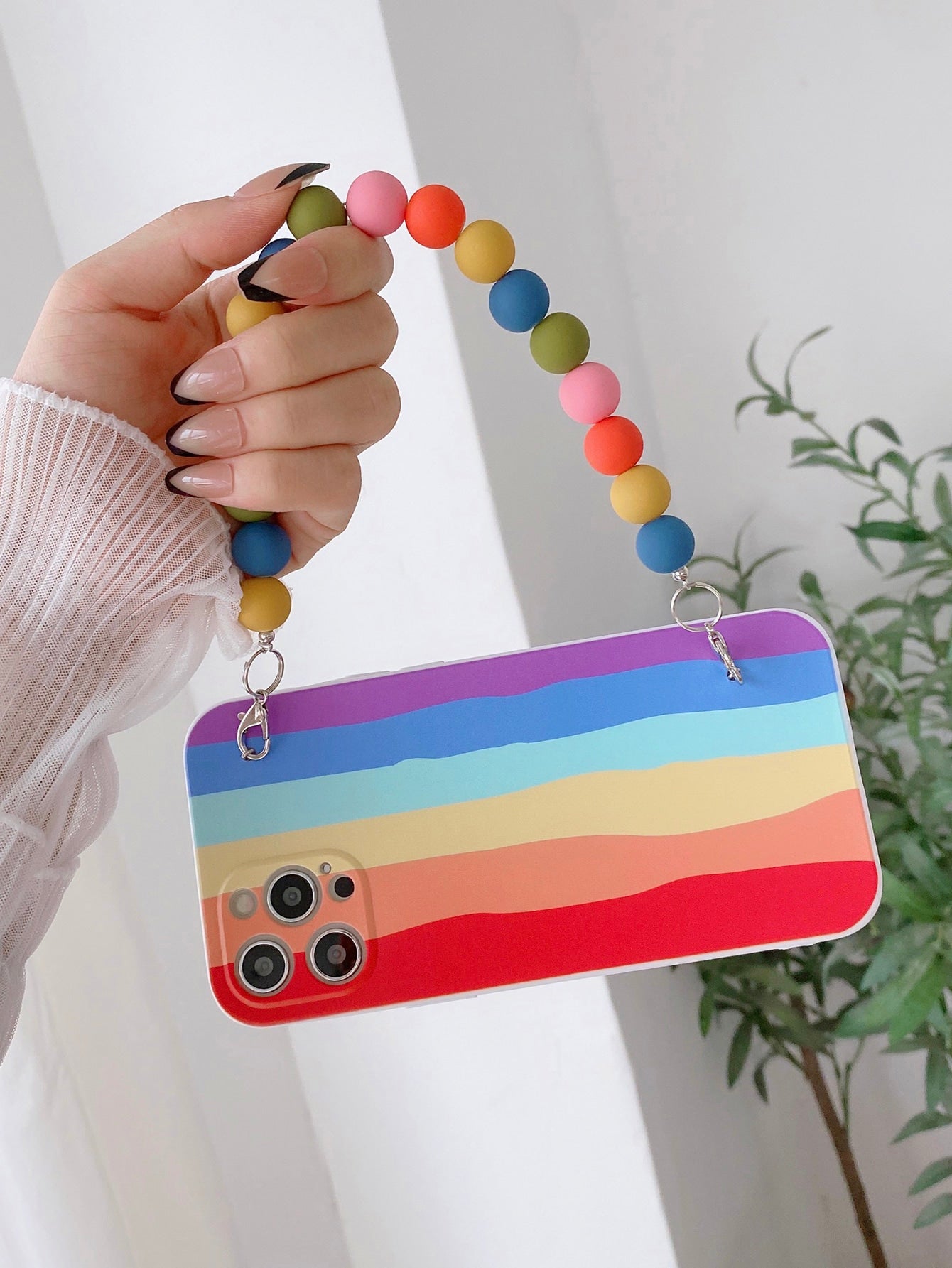 حافظة هاتف مخططة بألوان قوس قزح مع حزام يد ملون مطرز