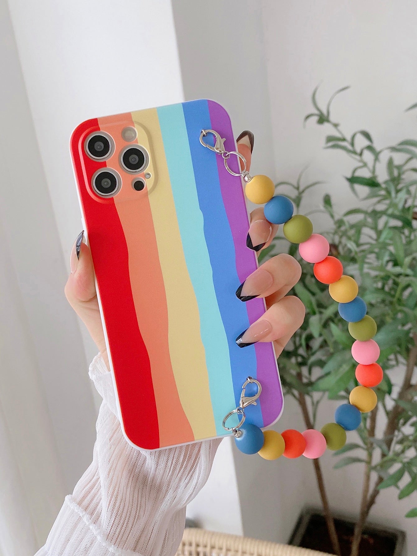حافظة هاتف مخططة بألوان قوس قزح مع حزام يد ملون مطرز