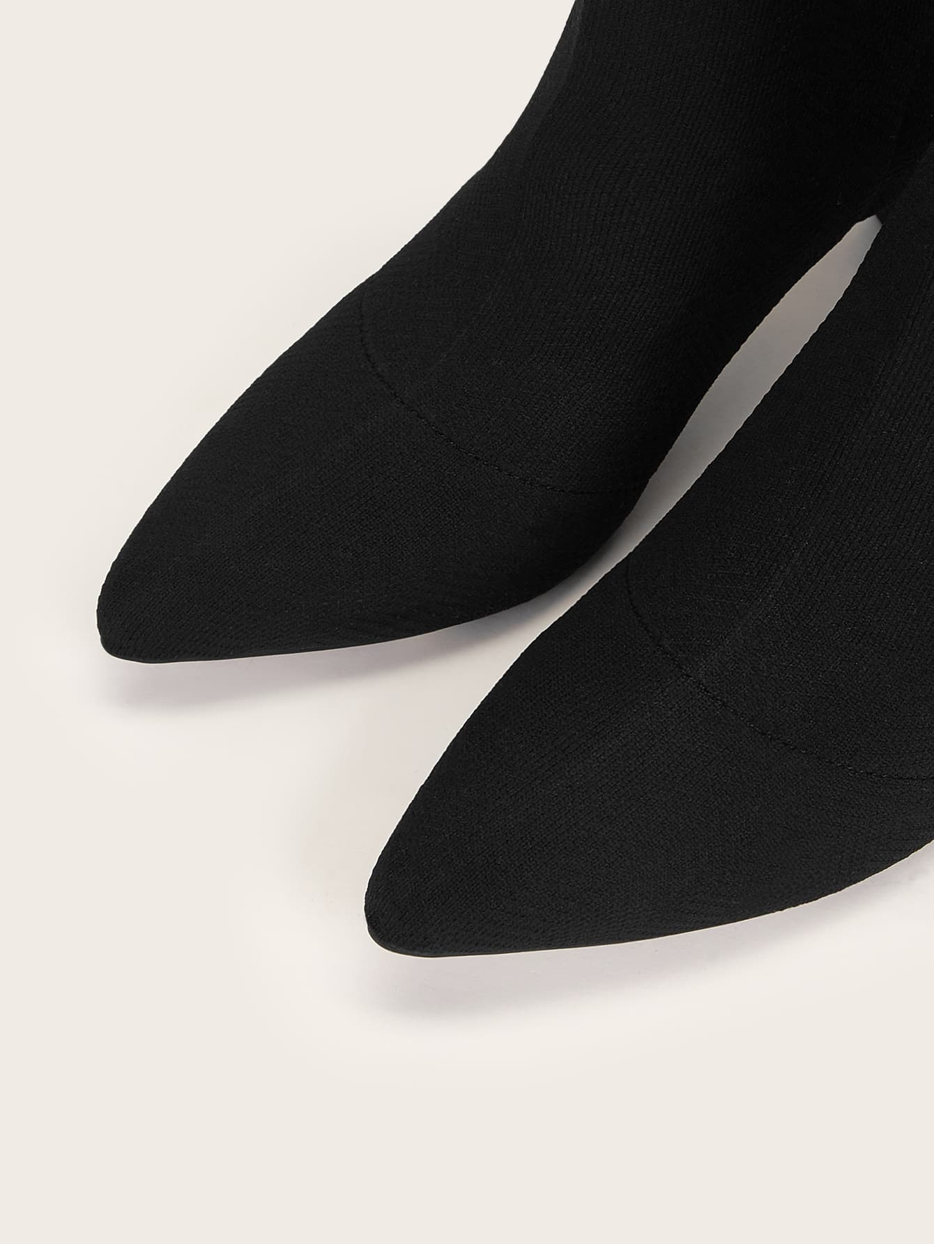 بوت نسائي أسود أنيق بكعب سميك واسع للغاية , مدرجة ضمن العروض الصيفية و قابلة للتمدد، يناسب الأجواء العطلات.