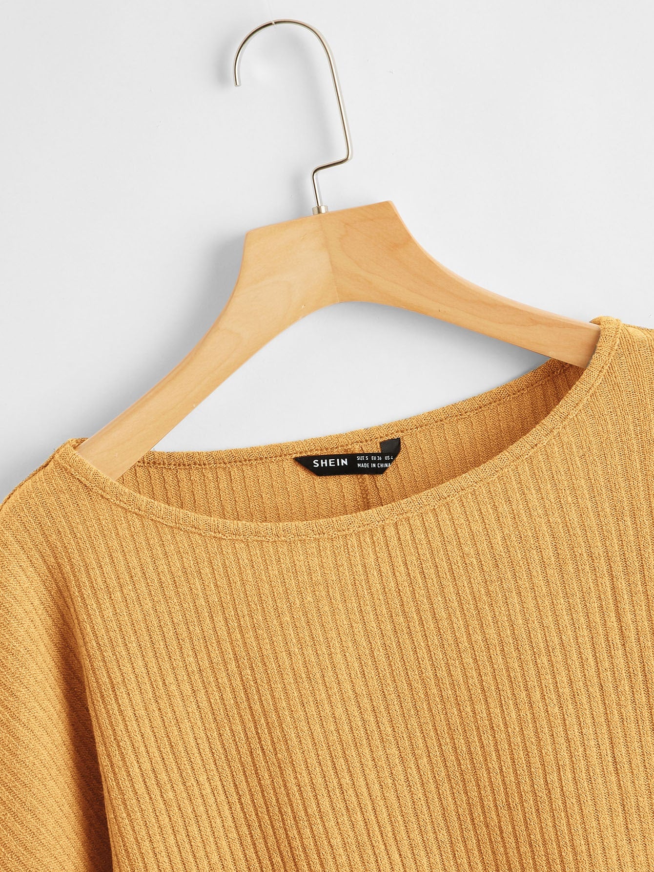 تي شيرت محبوك ومضلع وبلون موحد