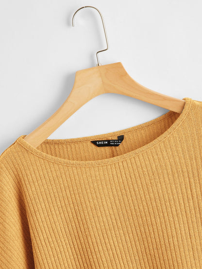 تي شيرت محبوك ومضلع وبلون موحد