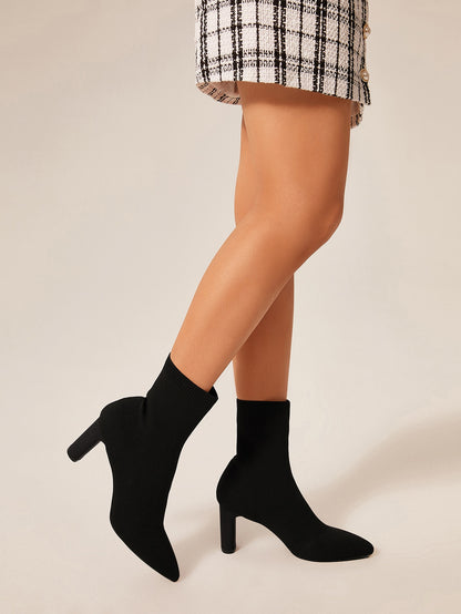بوت نسائي أسود أنيق بكعب سميك واسع للغاية , مدرجة ضمن العروض الصيفية و قابلة للتمدد، يناسب الأجواء العطلات.