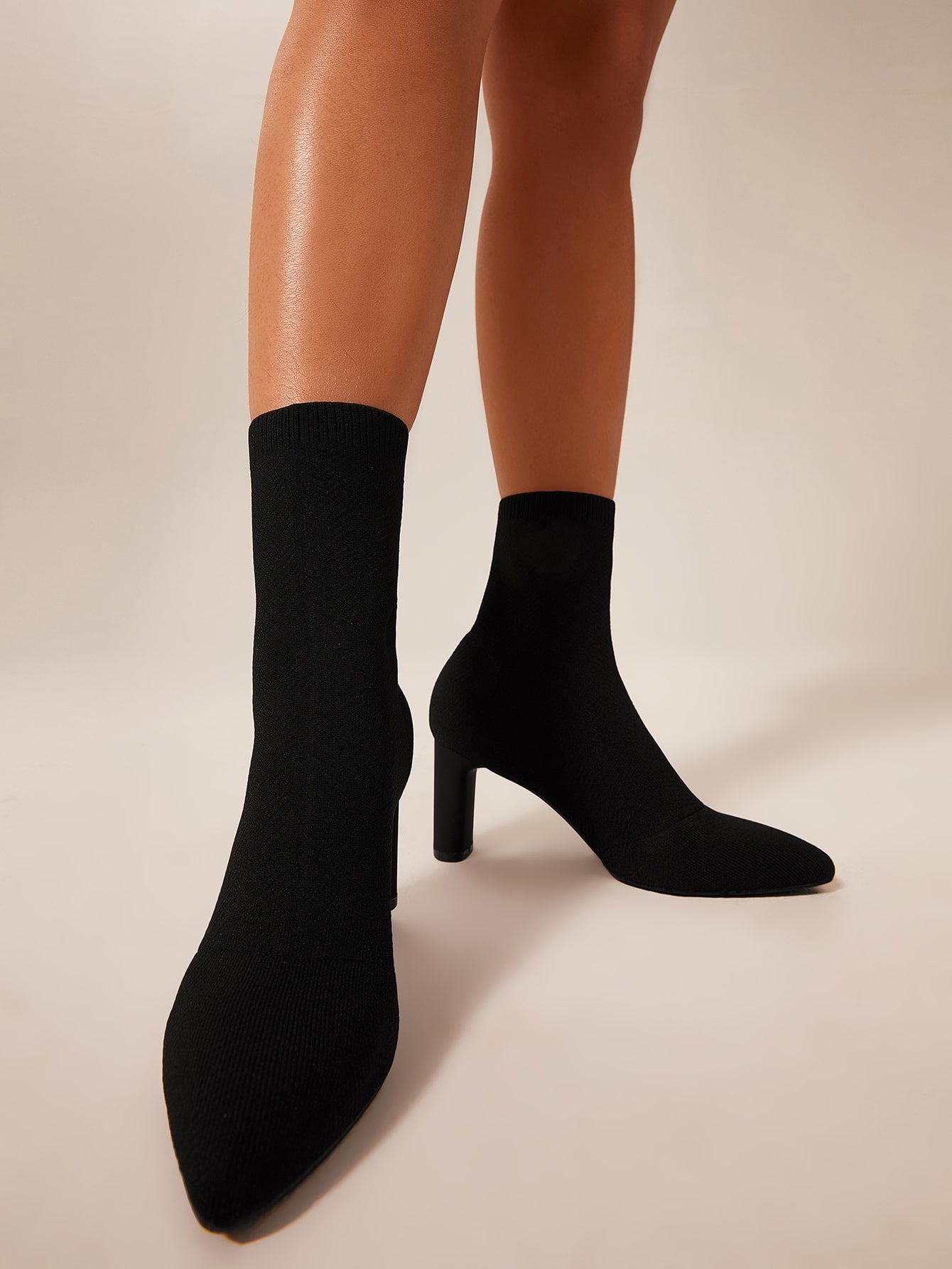 بوت نسائي أسود أنيق بكعب سميك واسع للغاية , مدرجة ضمن العروض الصيفية و قابلة للتمدد، يناسب الأجواء العطلات.