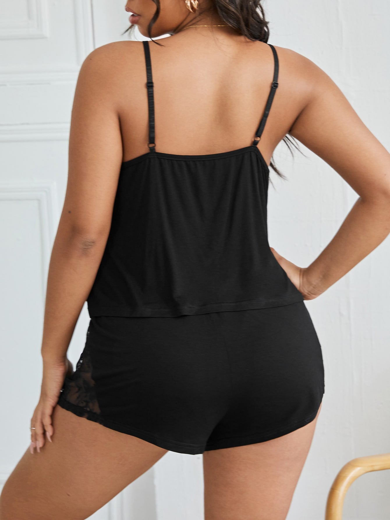 طقم بيجامة من توب كامي بتطريز الدانتيل مع تباين والشورت