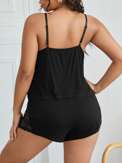 طقم بيجامة من توب كامي بتطريز الدانتيل مع تباين والشورت