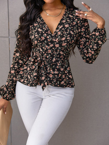 بلوزة بحزام وطباعة زهور عشوائية