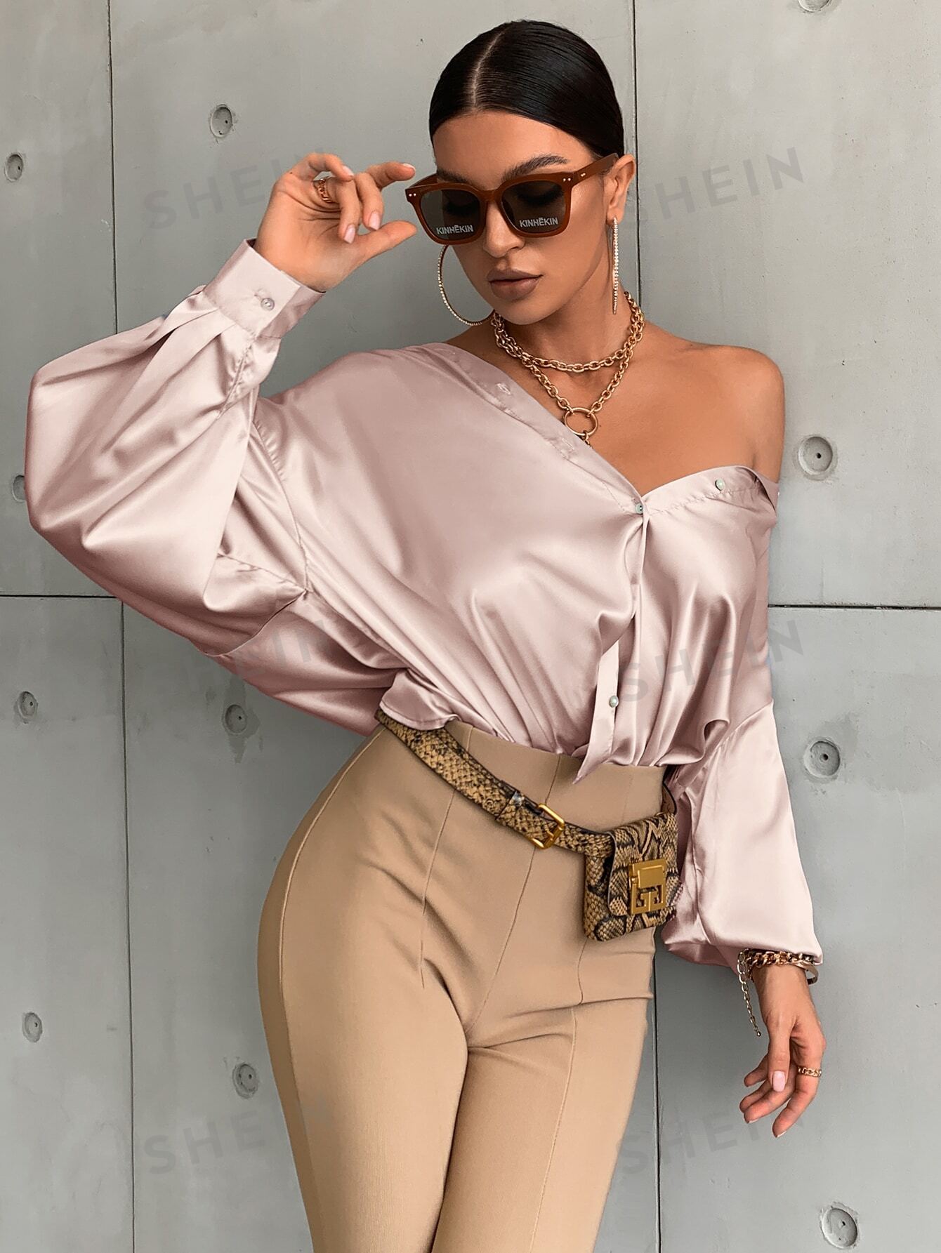 قميص اكمام بيشوب مزينة بأزرار موحدة اللون