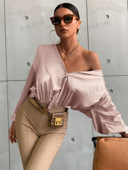 قميص اكمام بيشوب مزينة بأزرار موحدة اللون