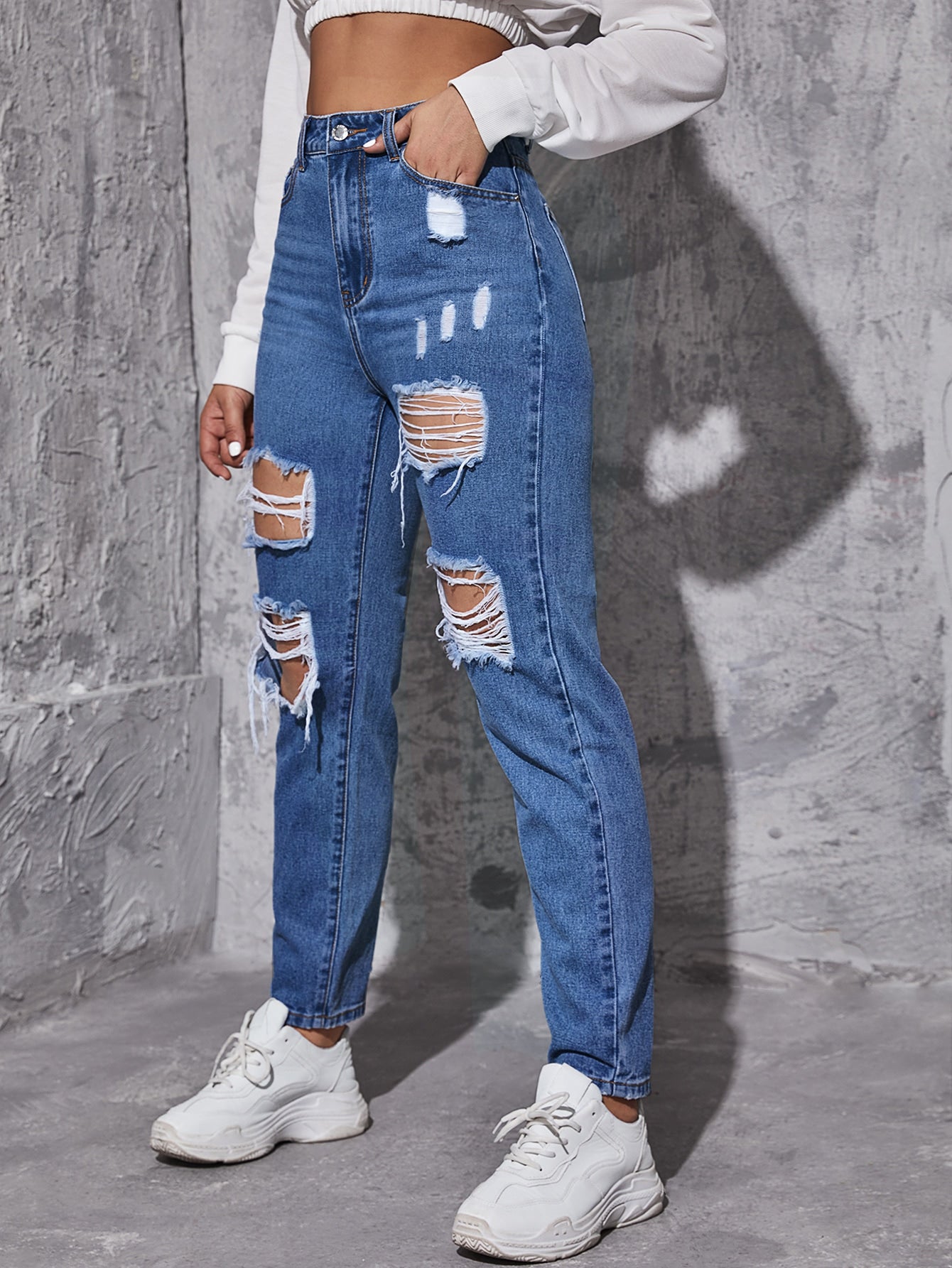 بنطلون جينز مدبب ممزق مهتري الحواف