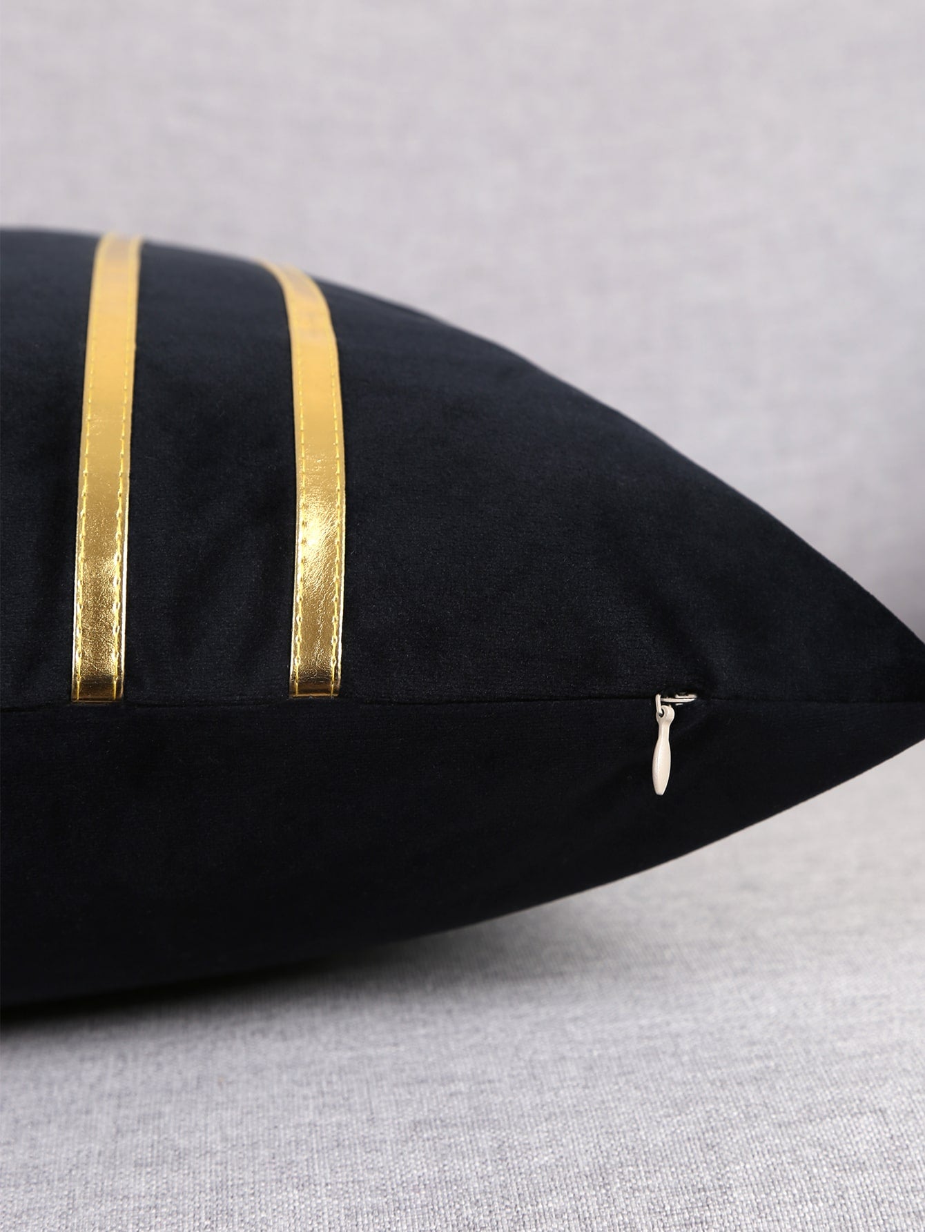 غطاء وسادة بتفاصيل معدنية