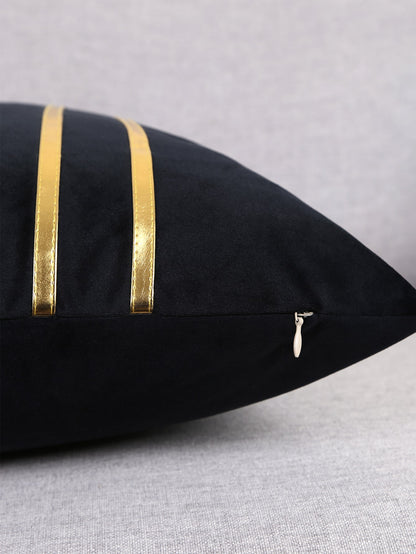 غطاء وسادة بتفاصيل معدنية