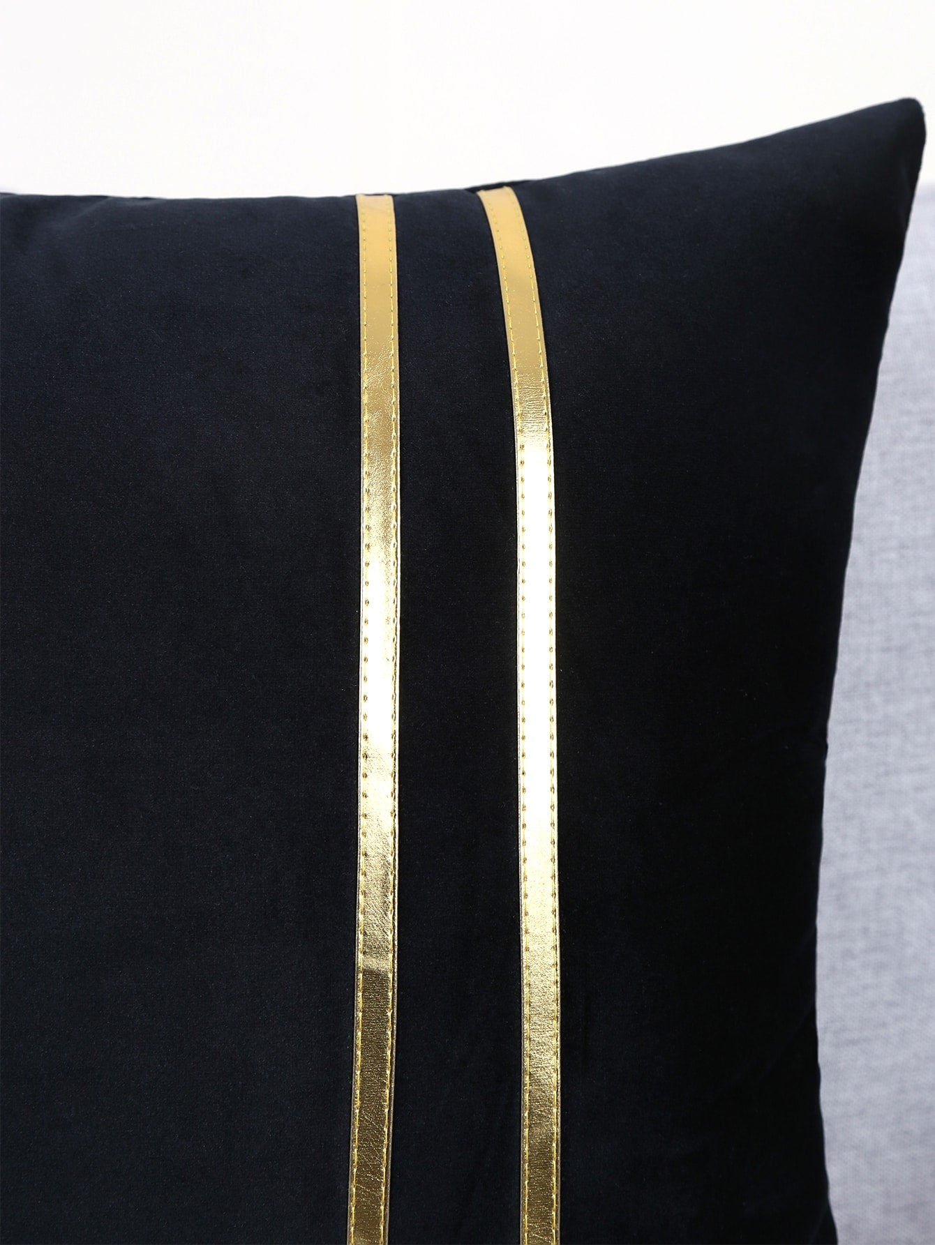 غطاء وسادة بتفاصيل معدنية