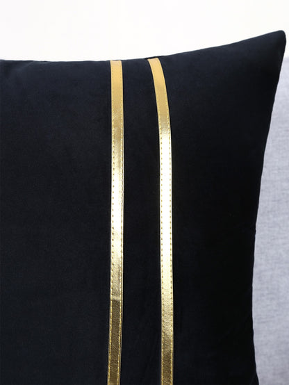 غطاء وسادة بتفاصيل معدنية