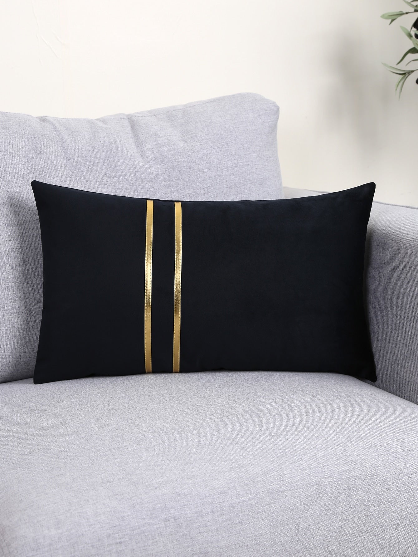 غطاء وسادة بتفاصيل معدنية