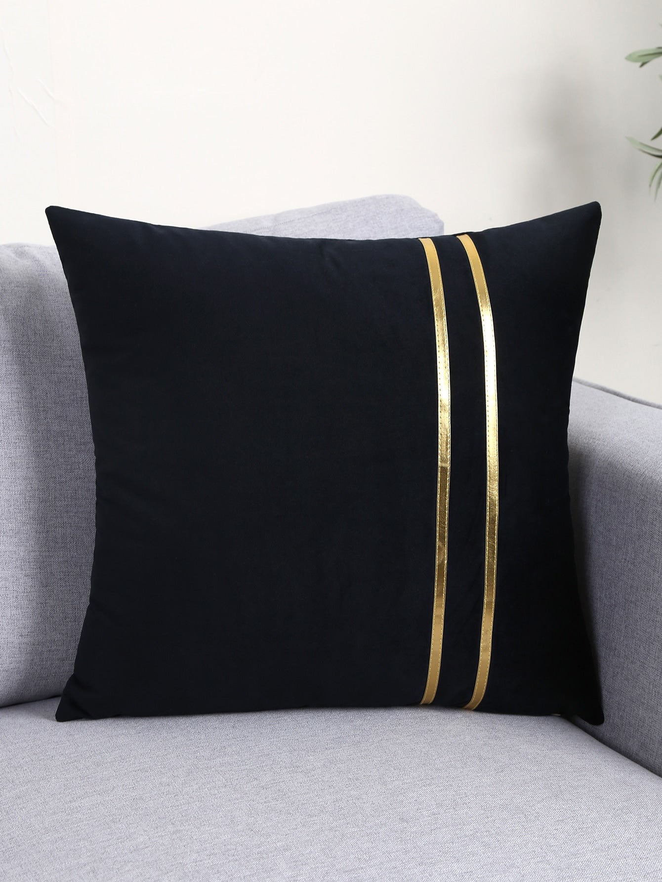 غطاء وسادة بتفاصيل معدنية