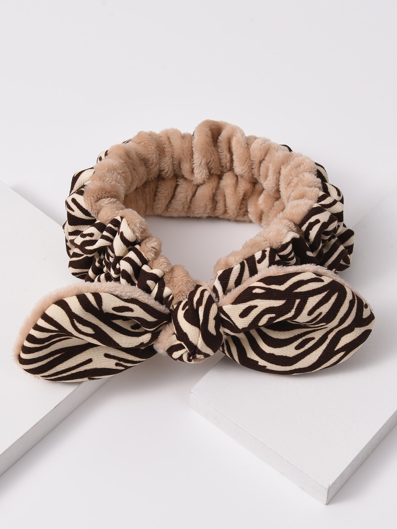 ربطة شعر بديكور فيونكة