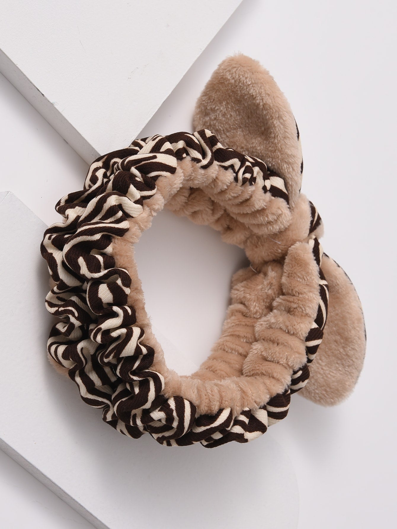 ربطة شعر بديكور فيونكة