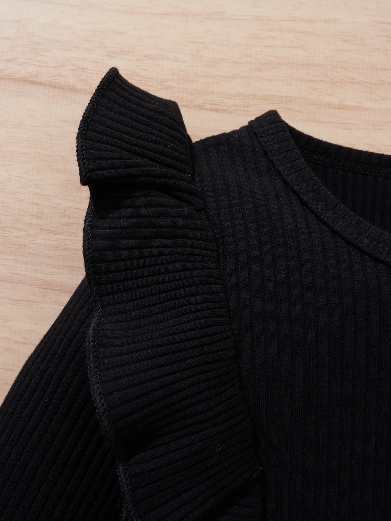 تي شيرت بتقليمة الرافل وتنورة مخططة بحزام للفتاة الرضيعة