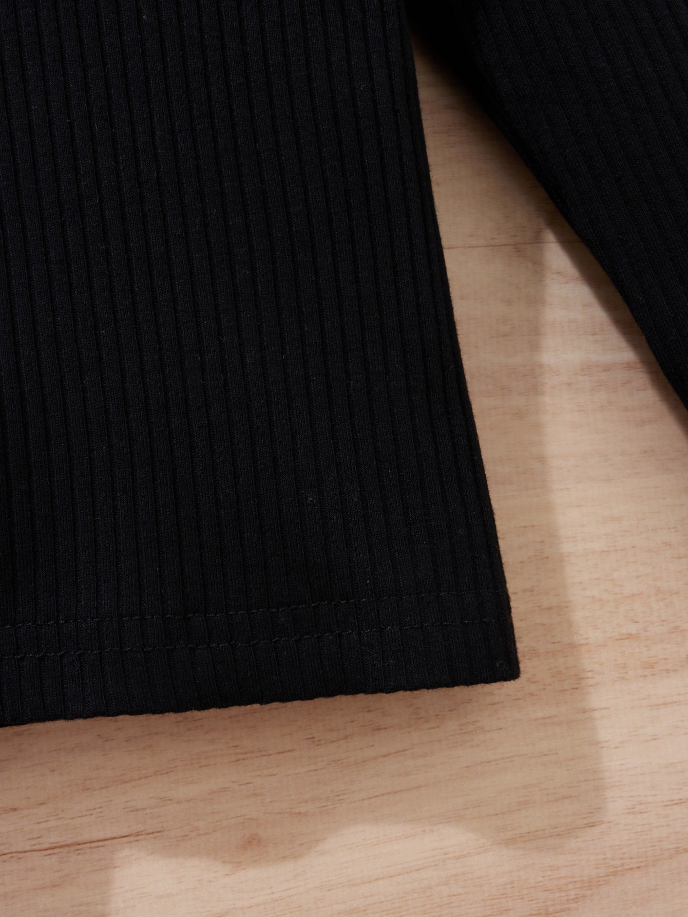 تي شيرت بتقليمة الرافل وتنورة مخططة بحزام للفتاة الرضيعة