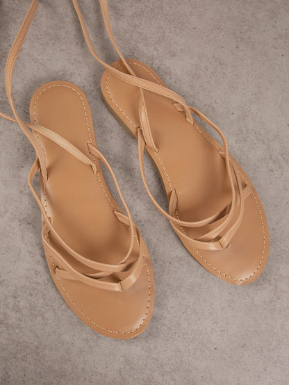 صنادل نسائية جلدية اصطناعية متقاطعة بمقدمة الحذاء بعد ربط الساق بحمالات رفيعة وصنادل مسطحة برباط للإجازة في الهواء الطلق