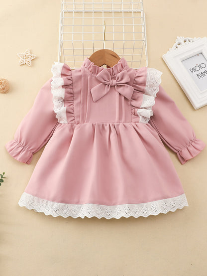 فستان مطرز بفتحات وأكمام مكشكشة وربطة فراشة أمامية طفلة