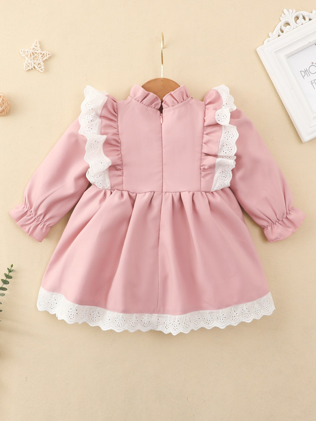 فستان مطرز بفتحات وأكمام مكشكشة وربطة فراشة أمامية طفلة