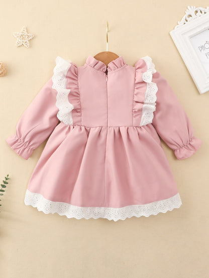 فستان مطرز بفتحات وأكمام مكشكشة وربطة فراشة أمامية طفلة
