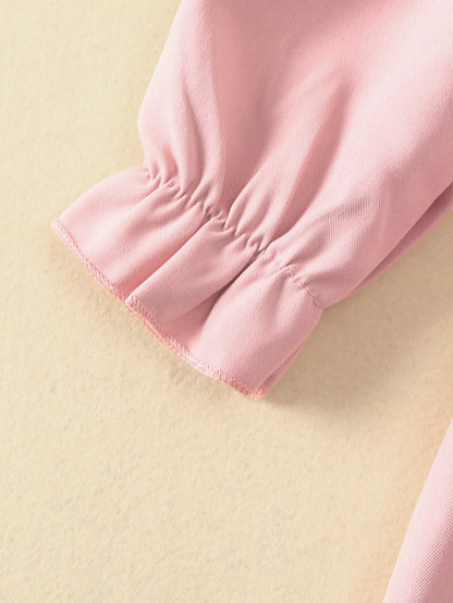 فستان مطرز بفتحات وأكمام مكشكشة وربطة فراشة أمامية طفلة