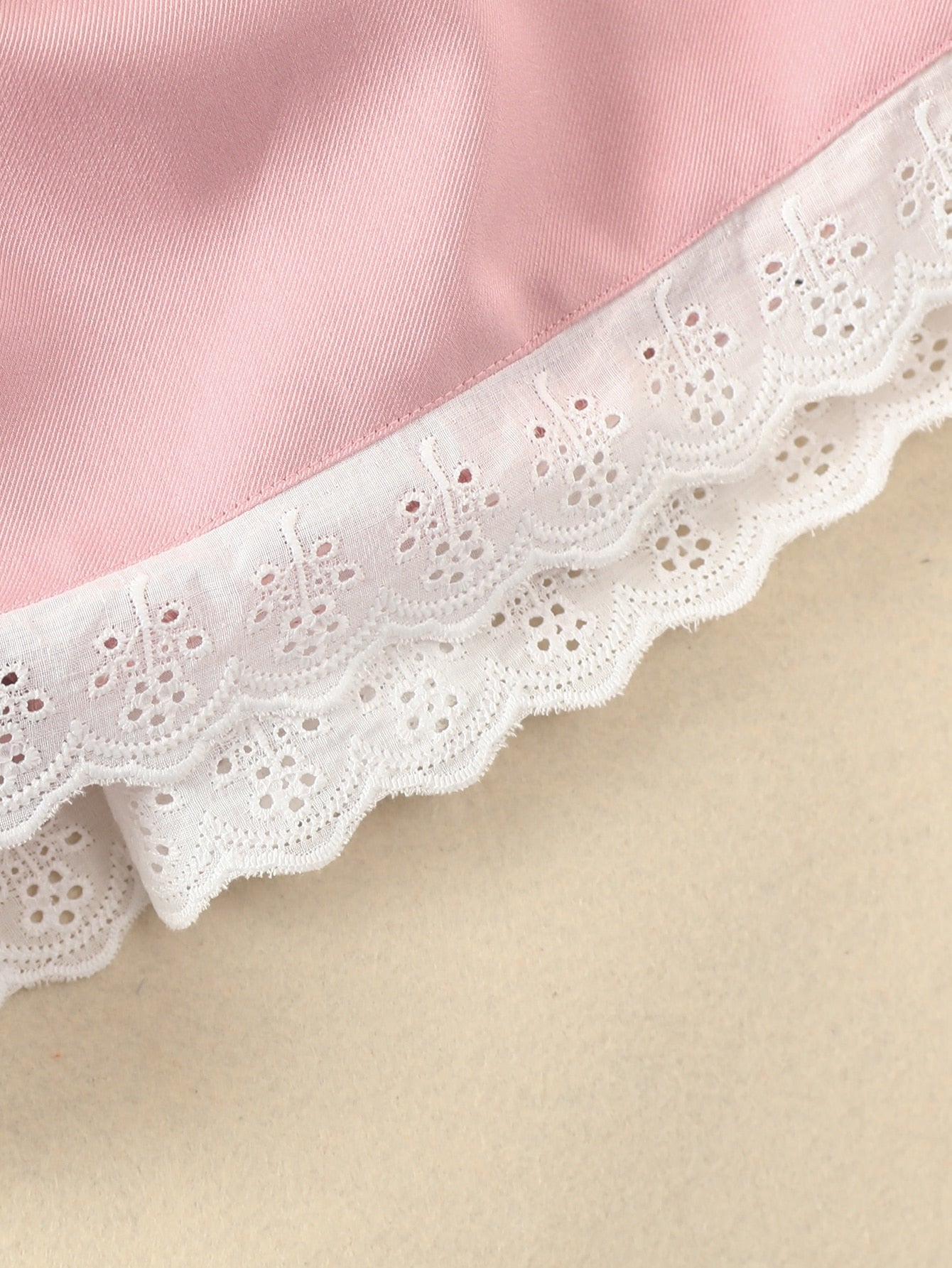 فستان مطرز بفتحات وأكمام مكشكشة وربطة فراشة أمامية طفلة