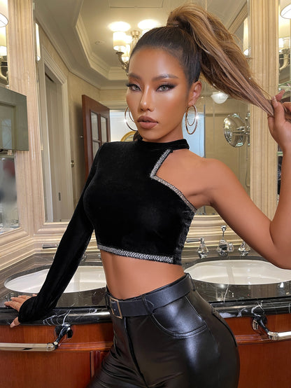 تيشيرت قصير مخملي بياقة غير متماثلة وشريط متباين