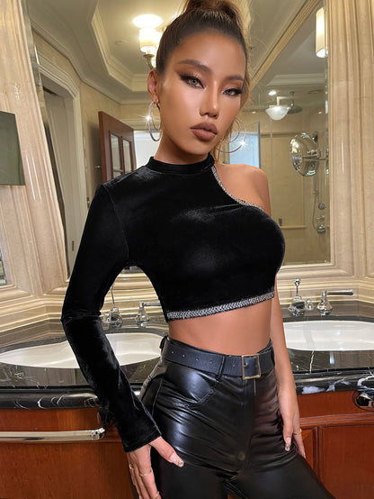 تيشيرت قصير مخملي بياقة غير متماثلة وشريط متباين