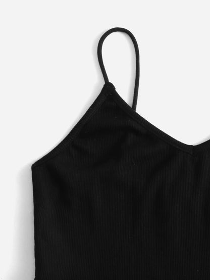 بنات موحدة اللون صدرية كامي قصير و تفاصيل ازرار تنورة