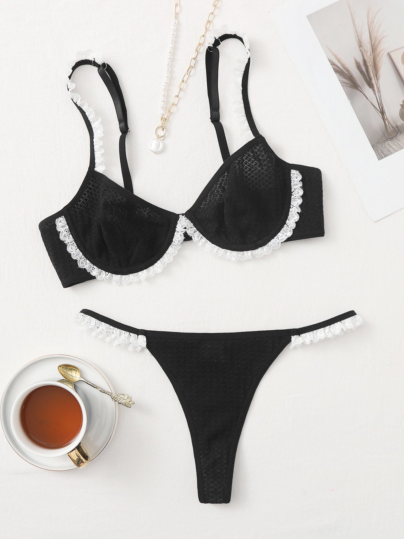 مجموعة ملابس داخلية ثونغ وحمالة الصدر ذات الأسلاك والدانتيل المتباين