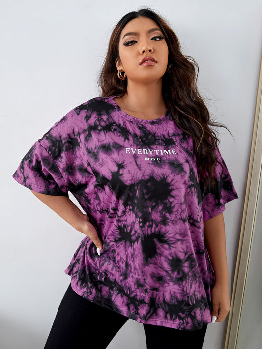 تي شيرت بجرافيك عبارة مقاس كبير منخفض الكتف