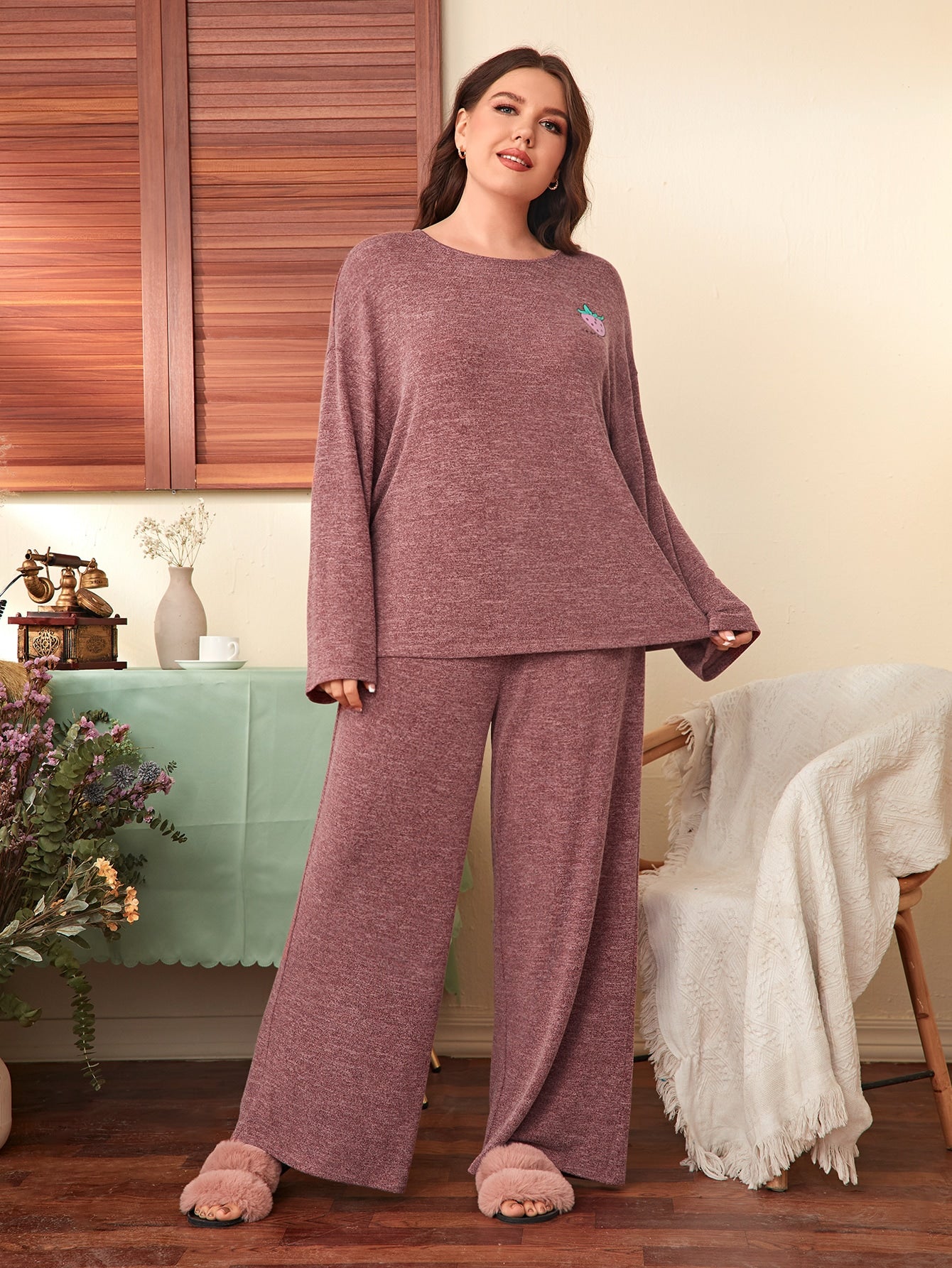 مقاس كبير بطباعة فراولة تي شيرت منخفض الاكتاف مع بنطلون بساق واسع طقم بيجامة