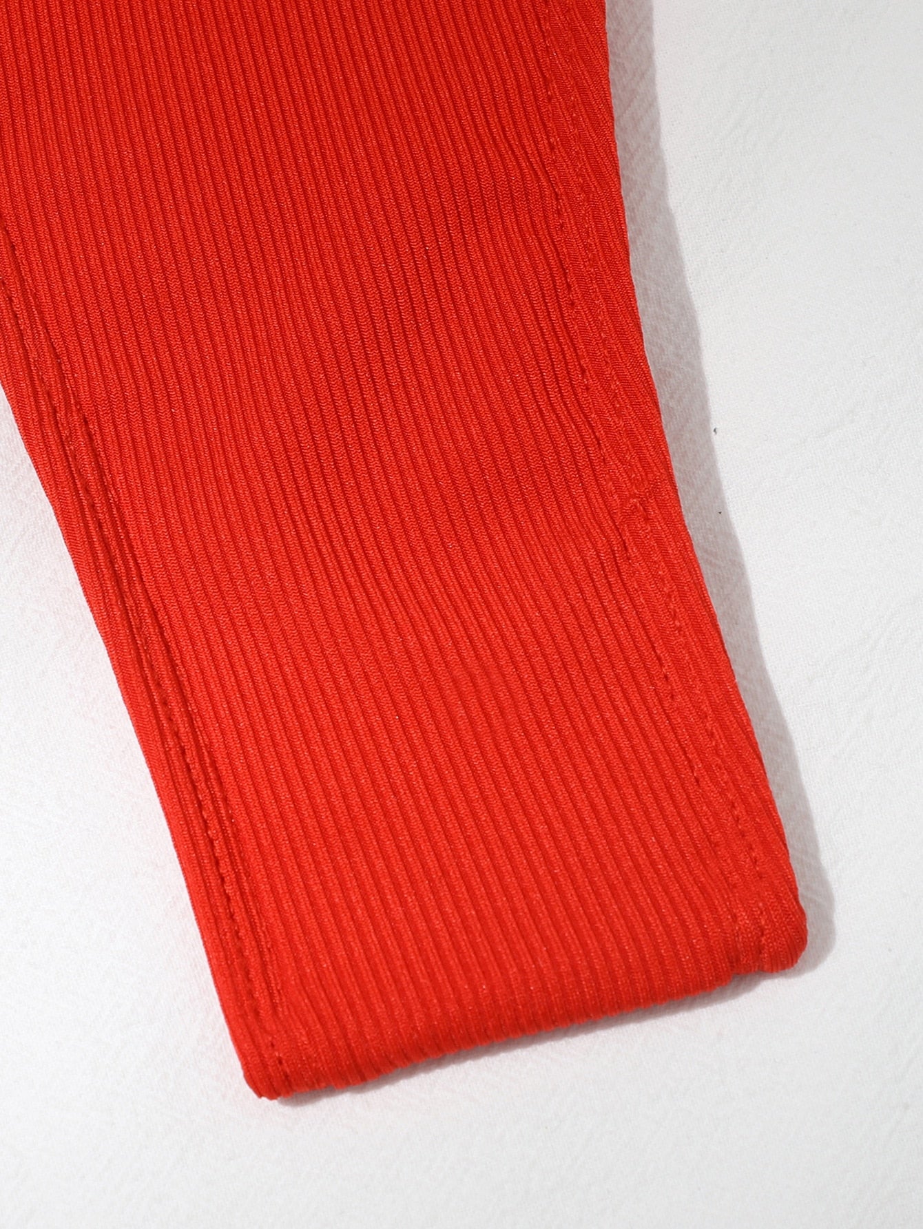 بيكيني عادي مع تنورة شاطئية وزوج حمالة