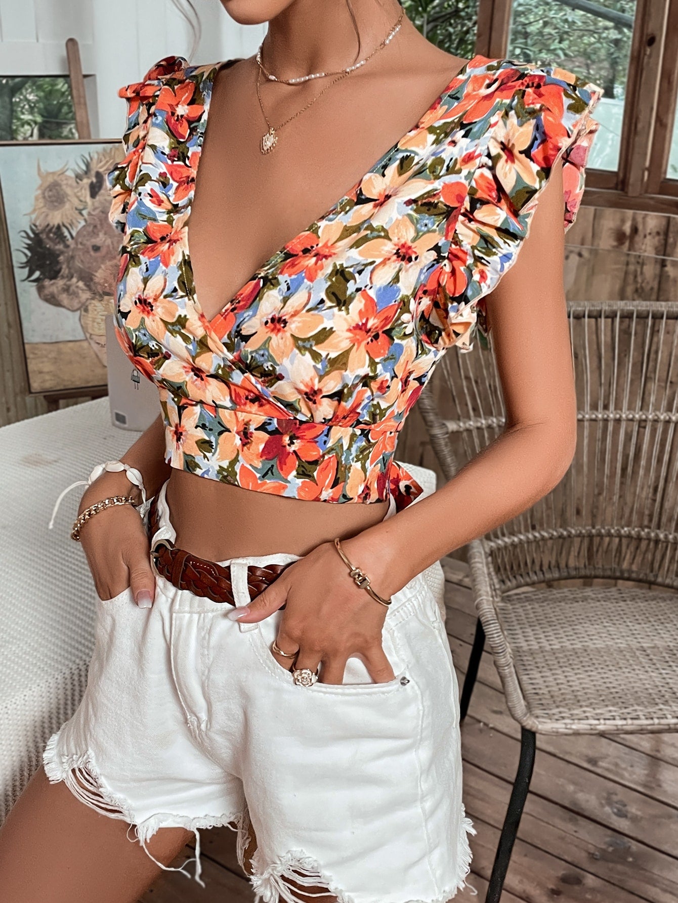 بلوزة قصيرة بطباعة زهر شامل مكشوف الظهر بربطة اكمام مكشكش