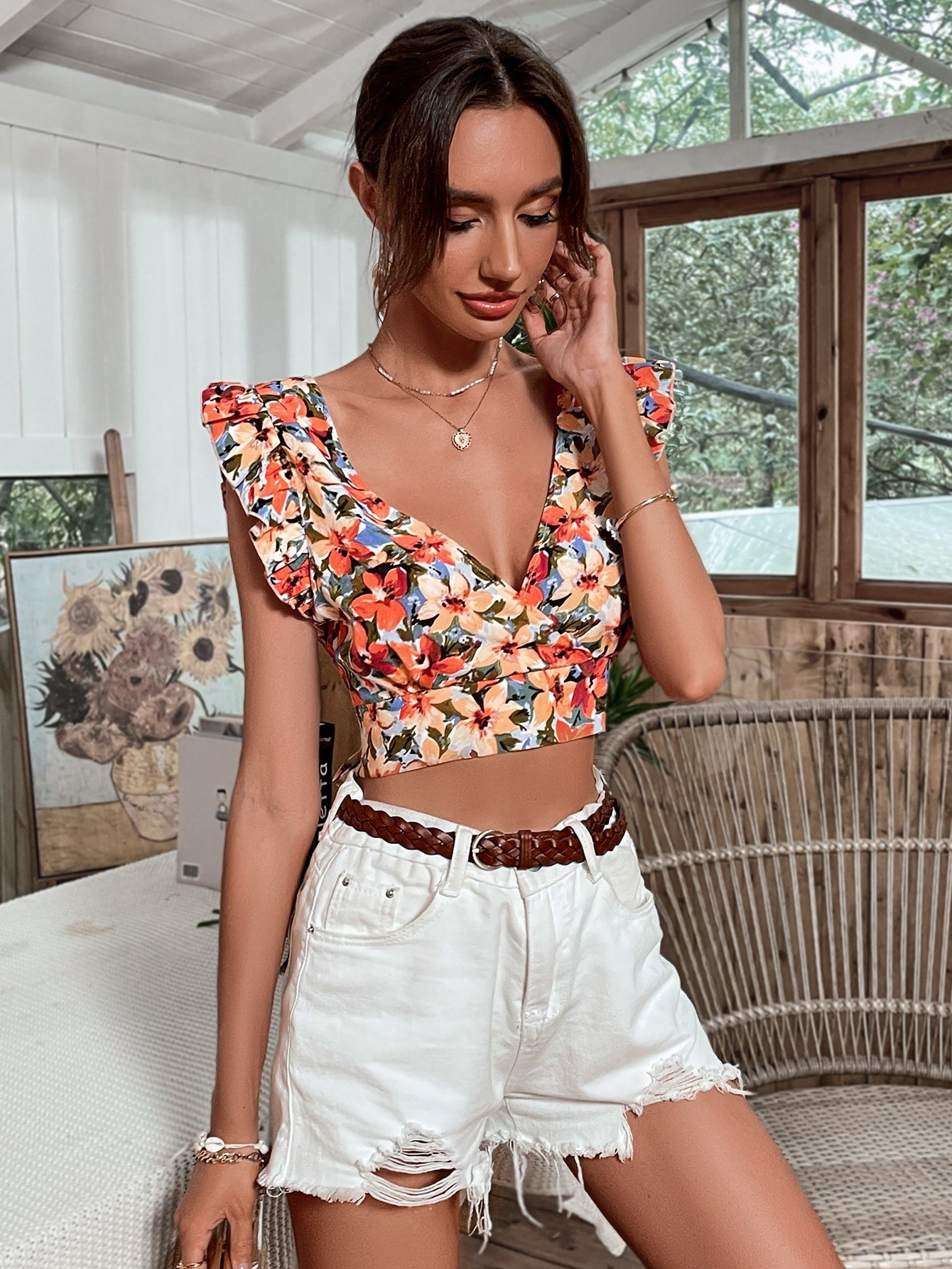 بلوزة قصيرة بطباعة زهر شامل مكشوف الظهر بربطة اكمام مكشكش