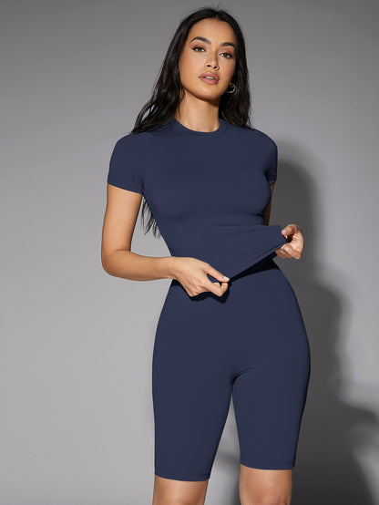 تي شيرت ملائم بلون موحد